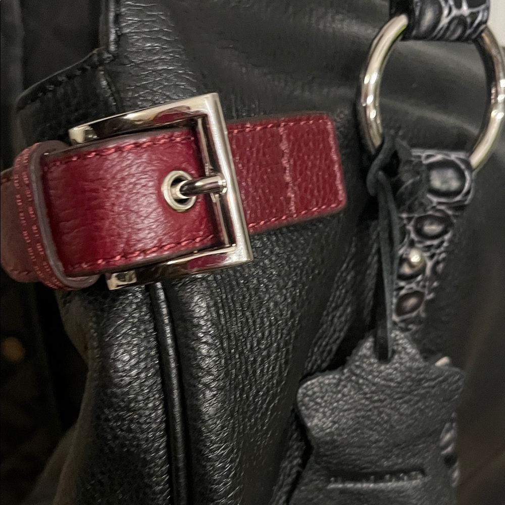 Charlie Lapson Elegant Black and Red Shoulder Bag - Picture 6 of 13